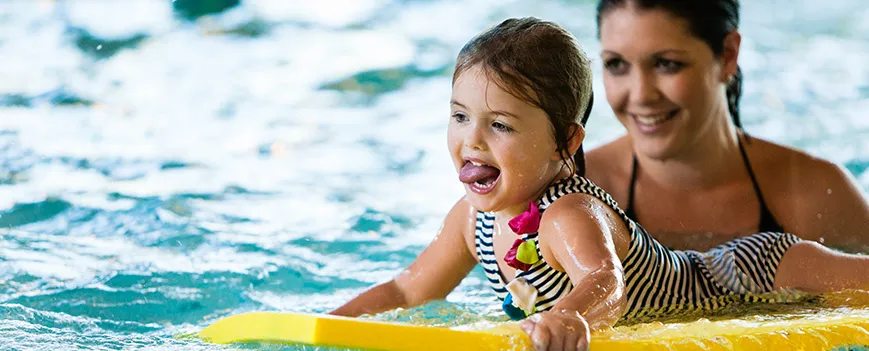 fam_03_869x351_motherdaughterinpool